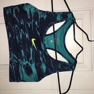 Nike pro woman’s sports bra || size: woman’s small